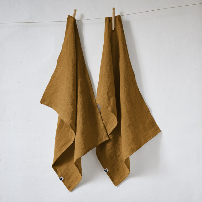SOLINE Collection, Set of 2 Kitchen Towels in Washed Linen in Caramel (brown)